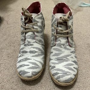 Toms wedge bootie size 9